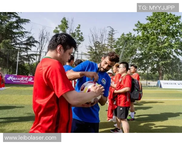 趣味十足的足球球星表情贴纸为球迷带来激情与欢乐体验