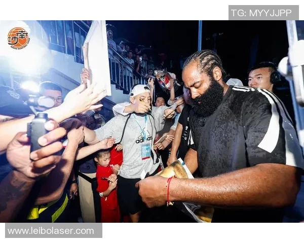 足球球星戴帽荣耀时刻回顾 打破纪录与惊艳表现并肩而行